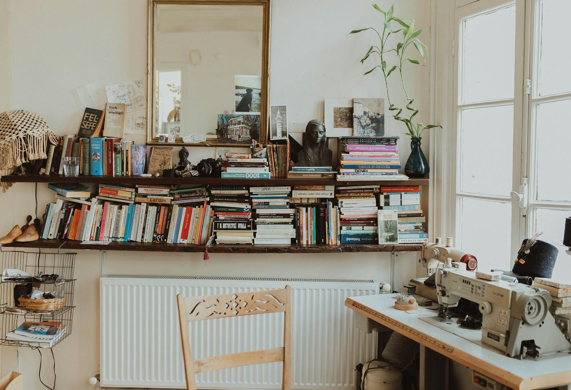 Taller de encuadernación artesanal con herramientas y libros antiguos