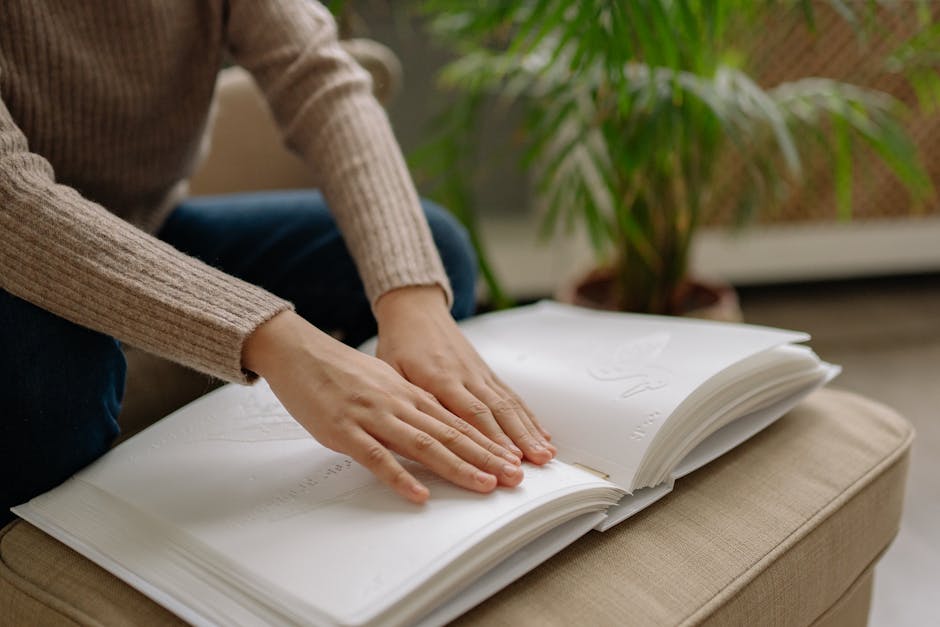 Manos cosiendo un libro sobre nervios con hilo de lino